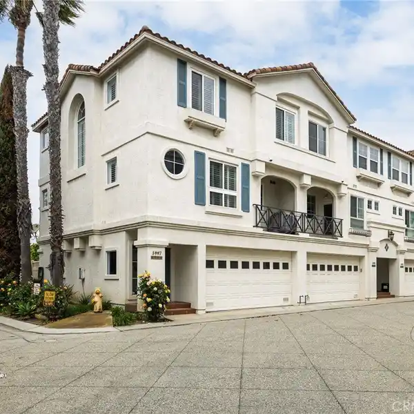 SPACIOUS TOWNHOME IN GATED COMMUNITY WITH MODERN KITCHEN