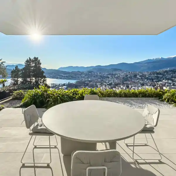 CONTEMPORARY LUXURY HOME WITH COMMANDING VIEWS