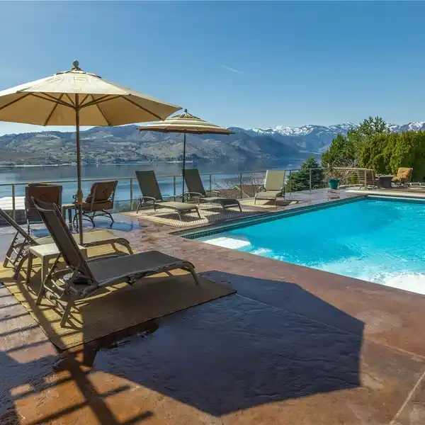 FIRST-RATE SUMMER HOUSE