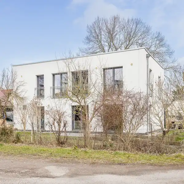 MODERN BAUHAUS-STYLE TOWN VILLA