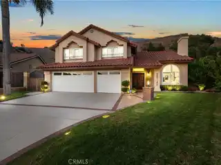Upgraded Hillside Haven with Mountain Views