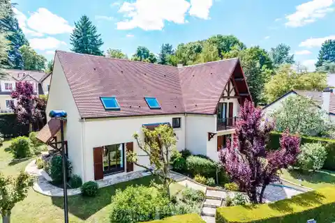 Family-Friendly Retreat Close to Village Amenities