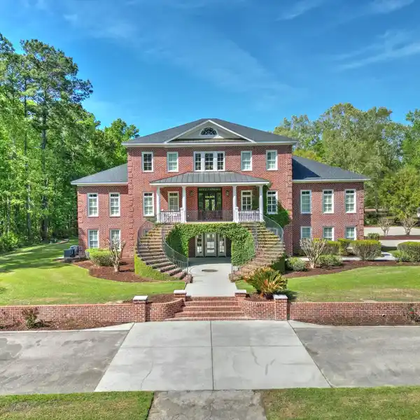 SOUTHERN ELEGANCE MEETS GRAND LIVING