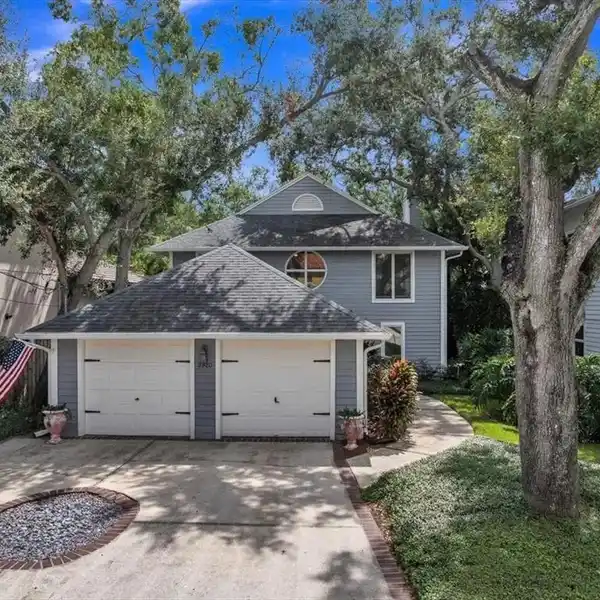 ELEGANT BAYSHORE RETREAT WITH WALKABLE LIFESTYLE