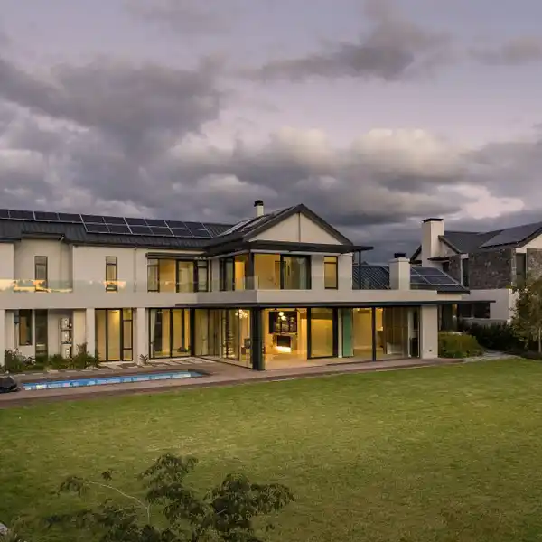 MODERN LUXURY IN THE PRESTIGIOUS RIVER FARM AREA