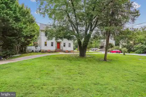 Charming Colonial Steps from Metro