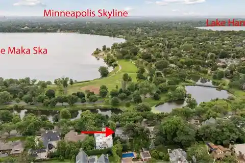 Contemporary Style and Spectacular Lake Views