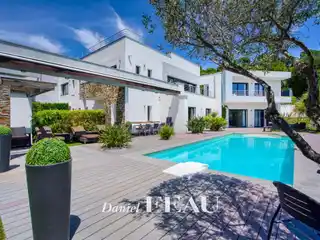 Spacious Luxury Home with Panoramic Sea Views