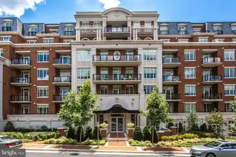 Luxe Living in Mclean's Vibrant Signet Condominiums