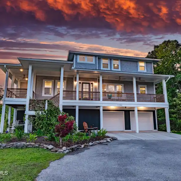 FRANK LLOYD WRIGHT–INSPIRED PRIVATE COASTAL PARADISE