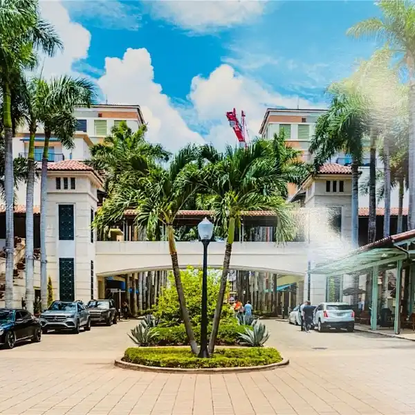 LUXURY APARTMENT AT THE AVENUE