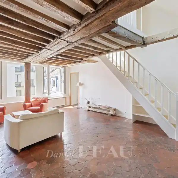 CHARMING LOFT-LIKE COURTYARD APARTMENT