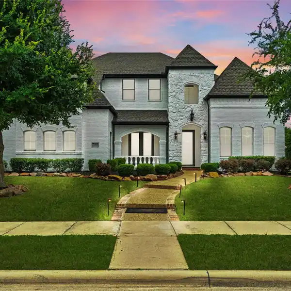 SOPHISTICATION AND ELEGANCE IN ROLLING RIDGE ESTATES