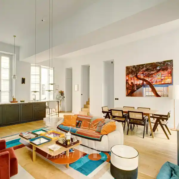 ELEGANT 18TH-CENTURY APARTMENT WITH HIGH CEILINGS