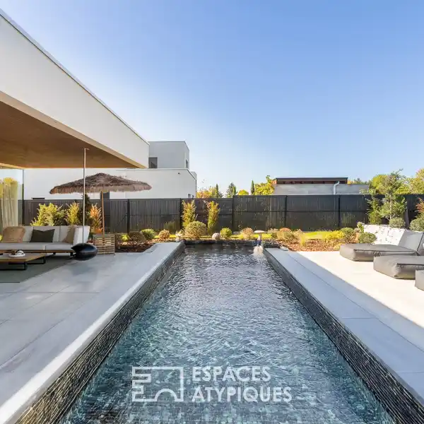 CONTEMPORARY SINGLE-STOREY VILLA