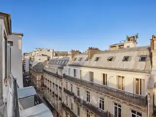 Elegant Air-Conditioned Pied-à-Terre Near Shops