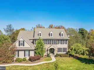 Custom-built Beauty with Scenic Serenity