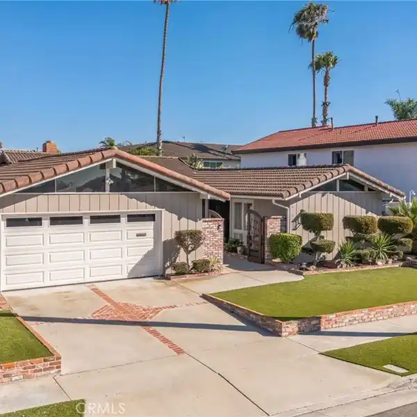 STYLISH SINGLE-LEVEL LIVING NEAR HARBOR