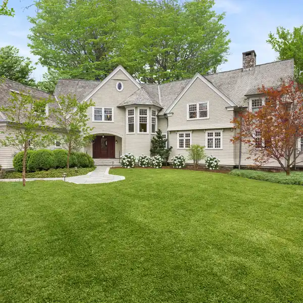 TRADITIONAL CONNECTICUT SHINGLE STYLE WITH A MODERN INTERIOR