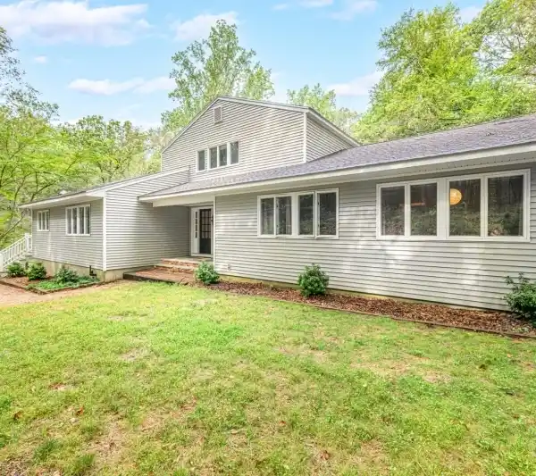 DISTINCTIVE FIVE-ACRE RETREAT