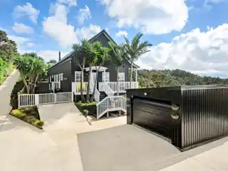 Modern Country Elegance on Sprawling Acreage