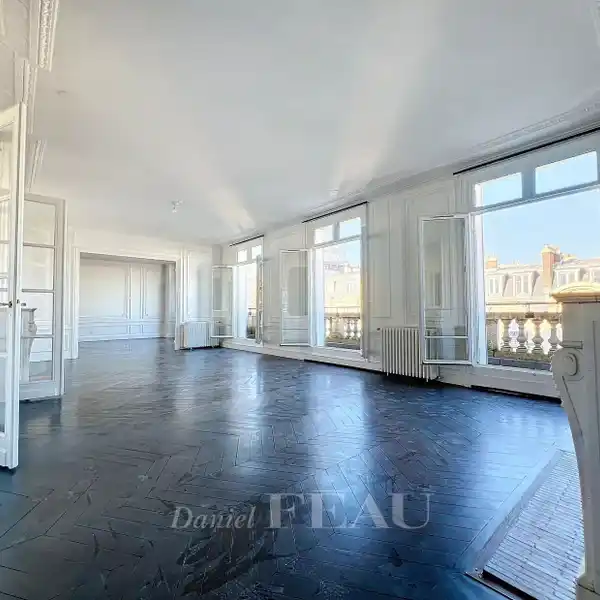 SUNLIT SOPHISTICATION WITH ICONIC VIEWS