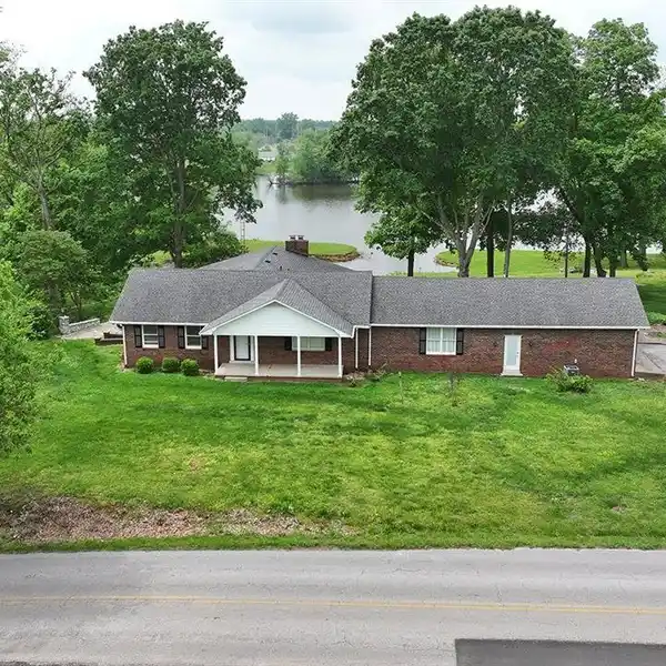 EXCEPTIONAL OFFERING IN THE HEART OF BOWLING GREEN