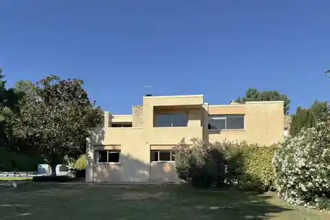 Architect-Designed Villa in Bouc Bel Air