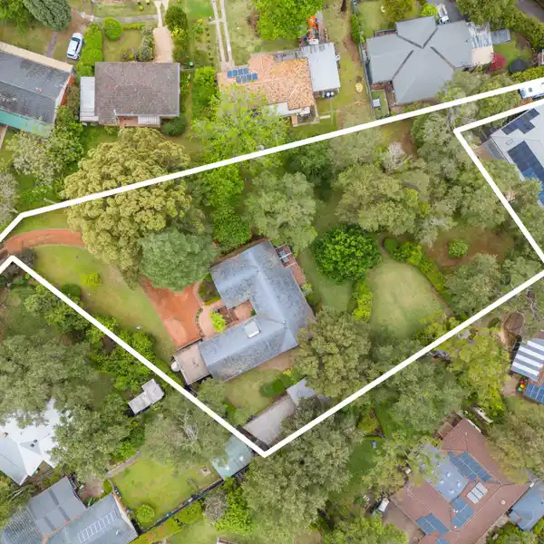 EXPANSIVE HOME ON SPRAWLING GROUNDS