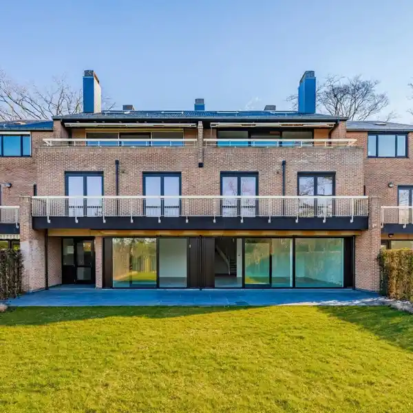 BRIGHT AND PLEASANT RENOVATED GARDEN LEVEL DUPLEX