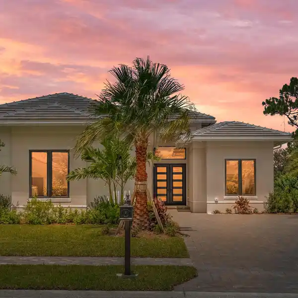 TESORO CLUB CONTEMPORARY WITH LUXURIOUS POOLSIDE LIVING