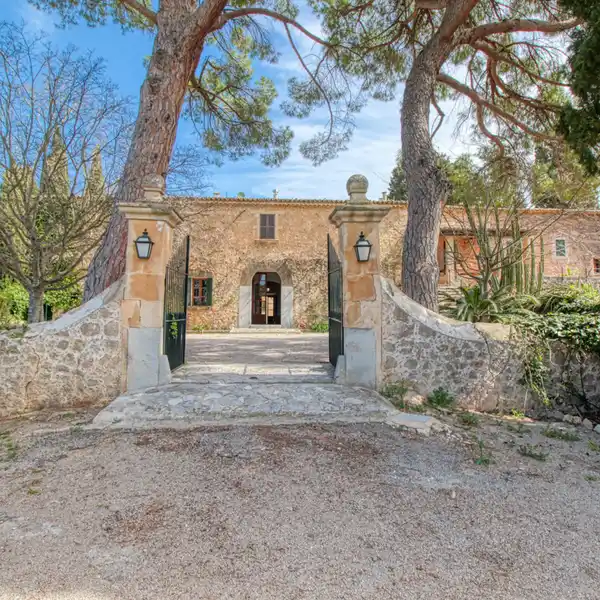 EIGHTEENTH CENTURY COUNTRY ESTATE