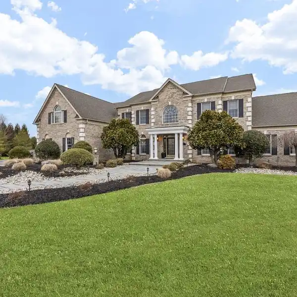 TRULY EXCEPTIONAL RESIDENCE IN A PRESTIGIOUS COMMUNITY
