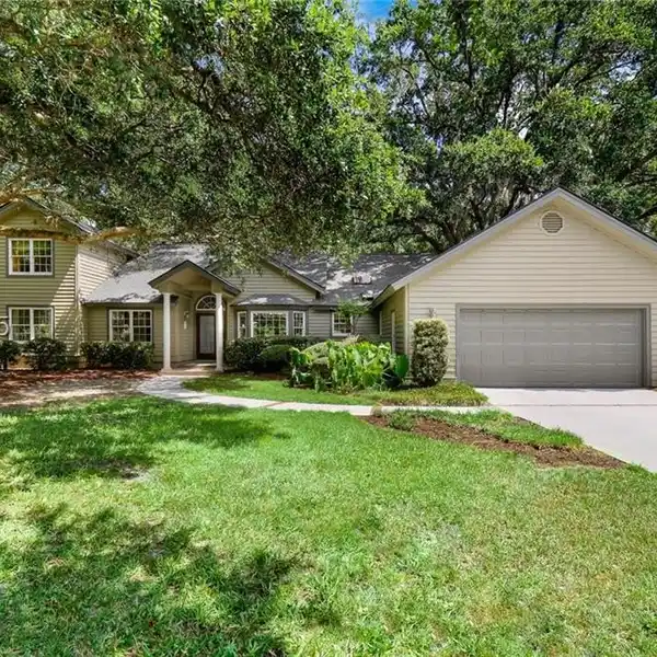 SPACIOUS ENTERTAINER’S HOME WITH BEACH ACCESS