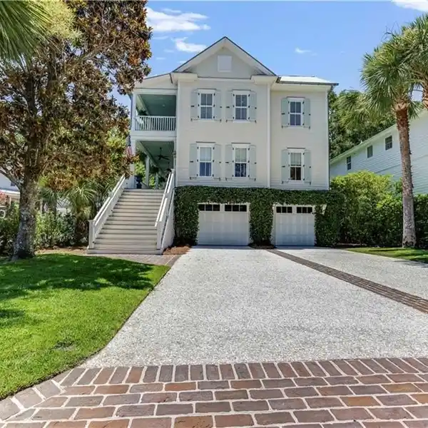 CHARLESTON-STYLE CHARM MEETS MODERN LUXURY