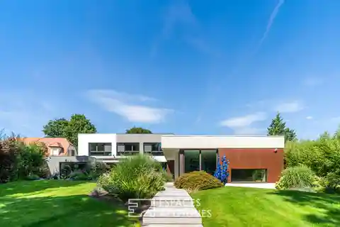 Architect-Designed Villa in a Privileged Setting