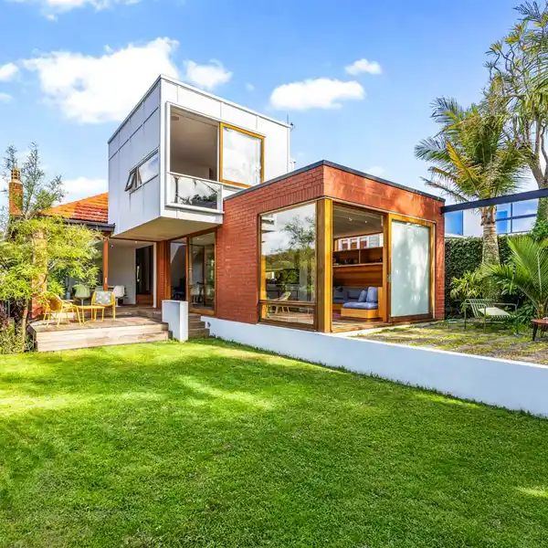 IMPRESSIVE COMPLETELY TRANSFORMED HOME
