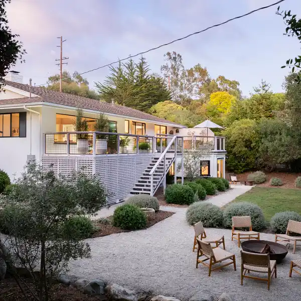 PEACEFUL SINGLE-LEVEL HOME IN HEDGEROW