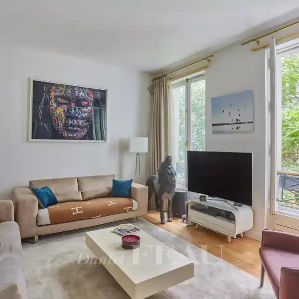 METICULOUSLY RENOVATED APARTMENT WITH SOARING CEILINGS