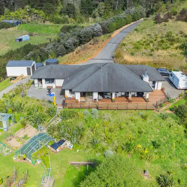 EAST-FACING ESTATE ENJOYS STUNNING NATURAL VIEWS