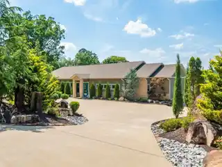 The Epitome of Luxury Lakeside Living on Lake Hamilton