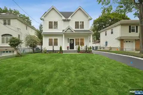 Elegant New Build with Designer Finishes Throughout