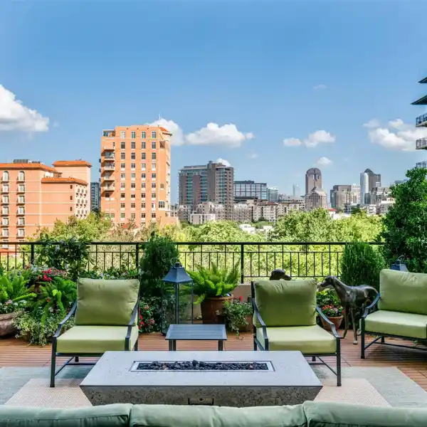 BEAUTIFUL FOURTH-FLOOR RESIDENCE WITH TREETOP AND DOWNTOWN VIEWS