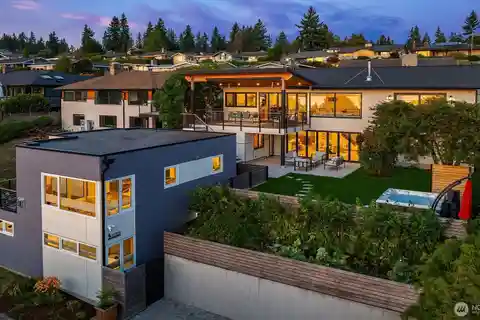 Midcentury Modern Meets the Pacific Northwest Contemporary Era