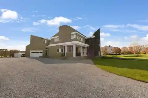 Sunlit Bridgehampton Retreat with Poolside Serenity