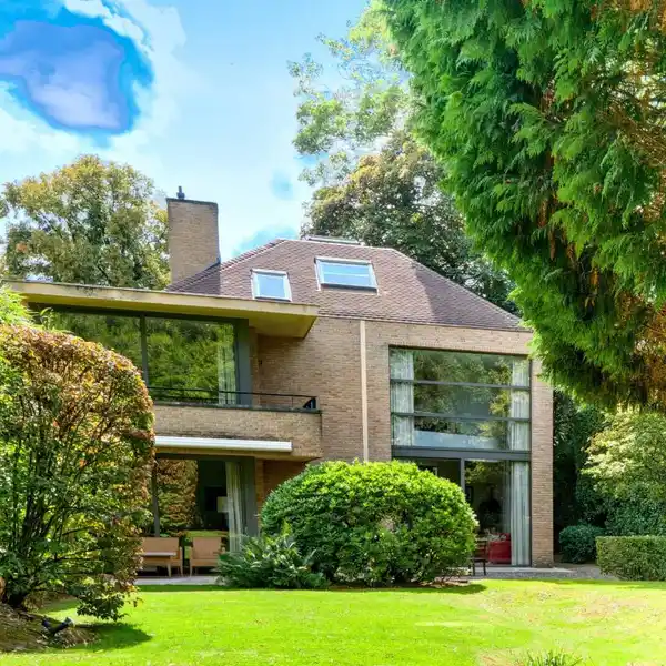 BRIGHT ELEGANT VILLA IN A GREEN SETTING