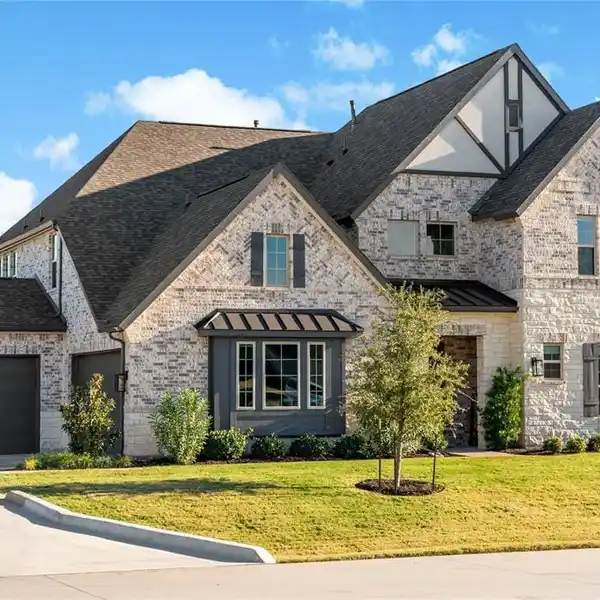LUXURY LIVING IN LAKEVIEW DOWNS