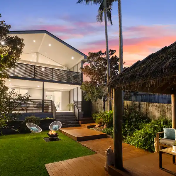 LUXURIOUSLY LIVEABLE COASTAL ENTERTAINER