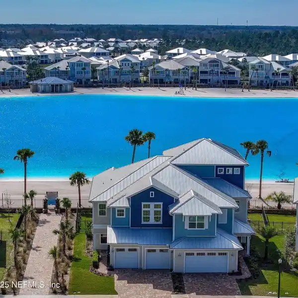 BEAUTIFUL COASTAL TOWNHOME WITH PRIVATE BEACH ACCESS