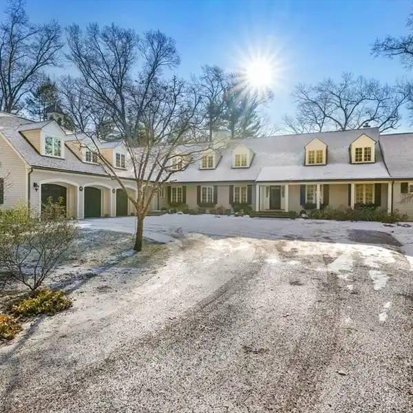 PRIVATE RETREAT ALONG THE PICTURESQUE CHARLES RIVER